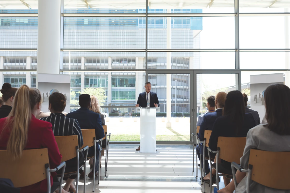 Prelegent podczas konferencji biznesowej poświęconej zmianom w prawie pracy i płacach na lata 2026–2027.